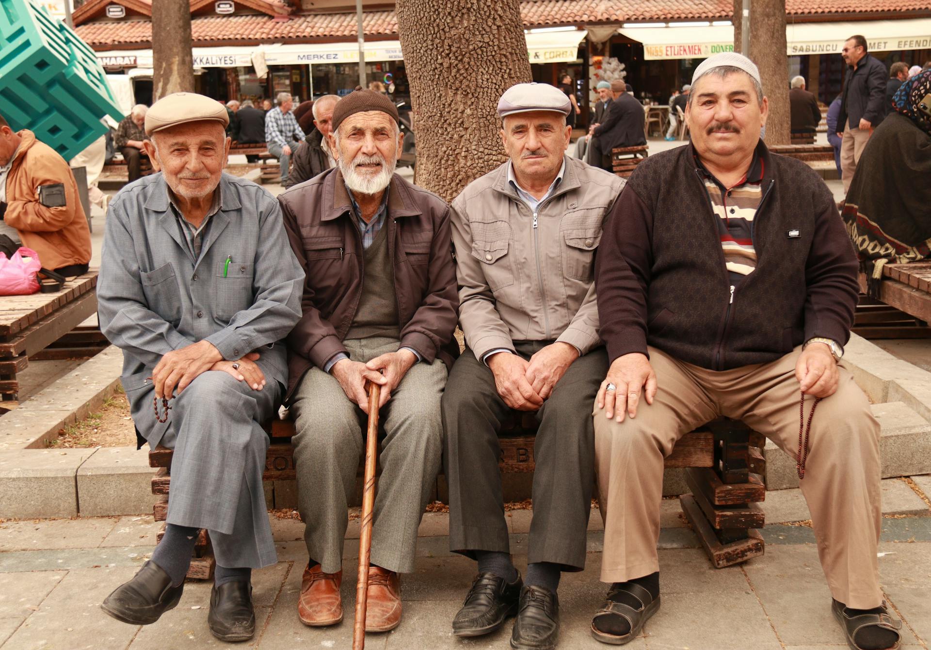 65 Yaş Aylığı Kimlere Bağlanır